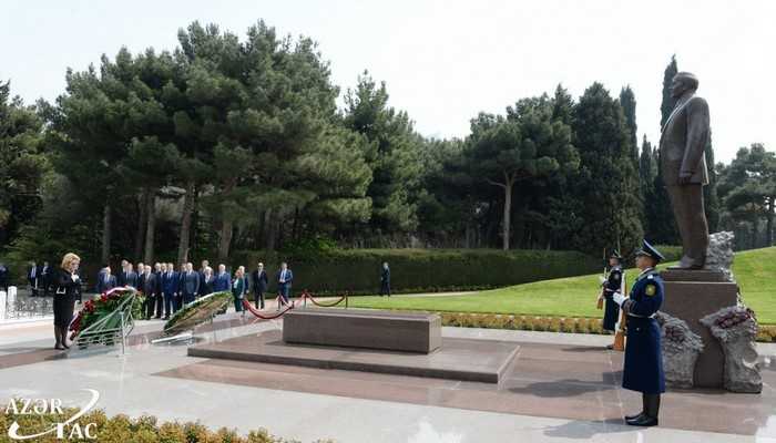 Председатель Совета Федерации России посетила могилу великого лидера Гейдара Алиева