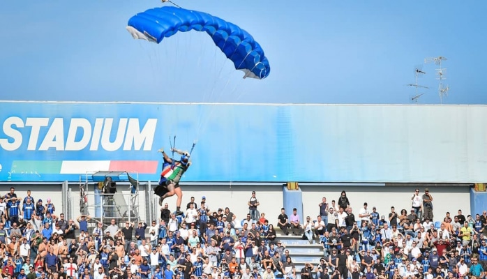 Futbol matçı zamanı paraşütçü stadiona eniş etdi
