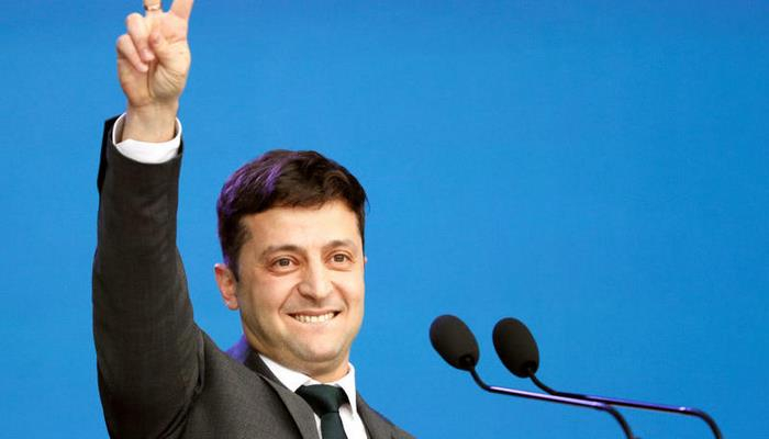 Zelenski şoumen olduğu dövrlərdə  birlikdə işlədiyi yoldaşlarına hökumətində vəzifə verir