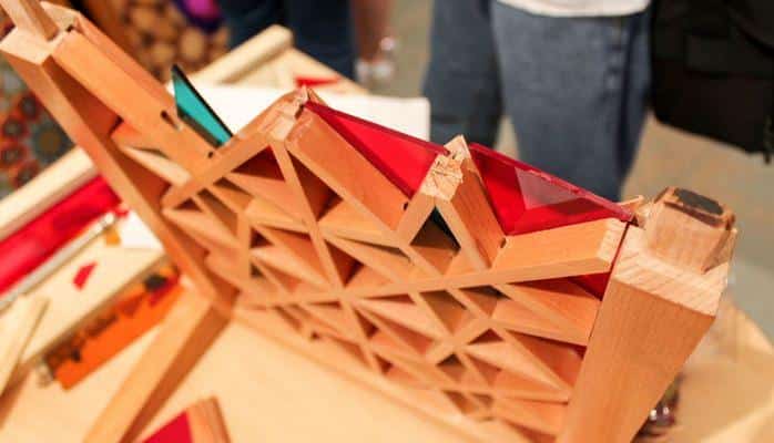 Tək əllə düzənlər, şüşə parçalarla xarüqələr yaradan sənətkarların izində