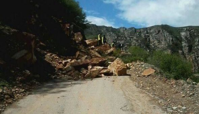 На дорогу Губа-Хыналыг упали крупные обломки скалы