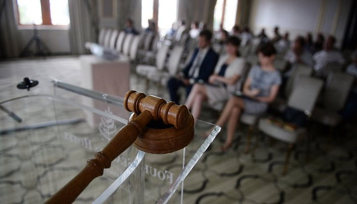 Benksinin bəzədiyi yük maşınını hərraca çıxarırlar