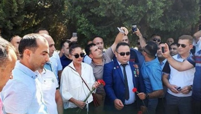 Mehriban Əliyeva gənc hərbçilərlə birgə şəhidlərin məzarını ziyarət etdi