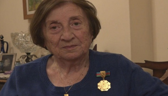 Leyla xan Xoyski: İlk beş üçrəngli Azərbaycan bayrağından biri bizim evimizdə idi