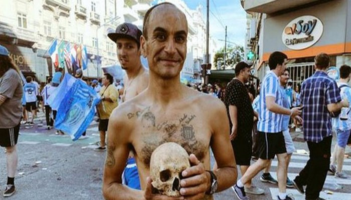 Çempionluq tədbirinə atasının başını gətirdi