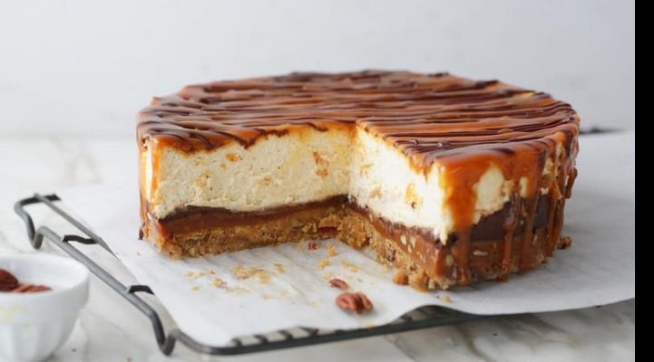 Чизкейк c карамелью, шоколадом и пеканом
