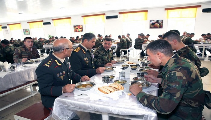 Vilayət Eyvazov əsgərlərlə nahar etdi, tapşırıqlar verdi
