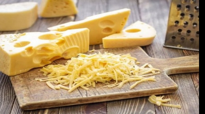 Британские диетологи рекомендуют каждый день есть немного сыра