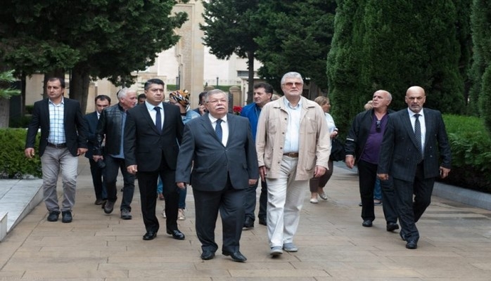 Известный российский писатель посетил могилу общенационального лидера Гейдара Алиева