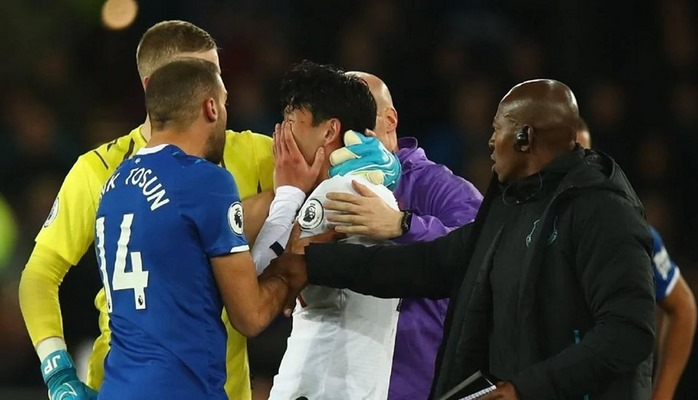 Rəqib futbolçunun ayağını qıran futbolçu göz yaşlarını saxlaya bilmədi