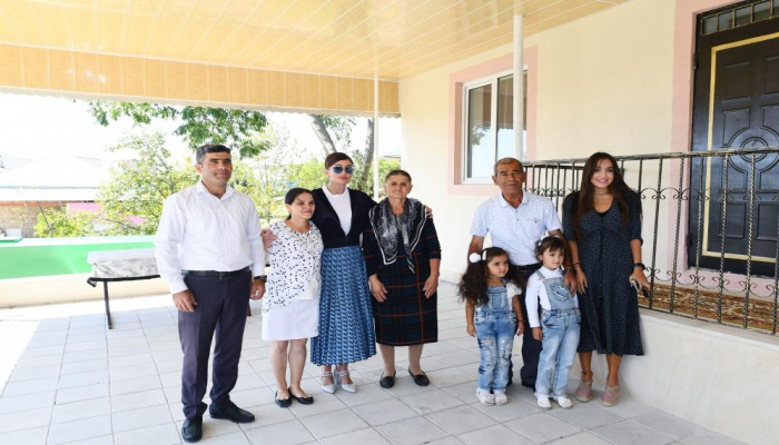 Первый вице-президент Мехрибан Алиева посмотрела новый дом в селе Муганлы Шамахинского района, построенного на месте дома, пострадавшего в результате землетрясения