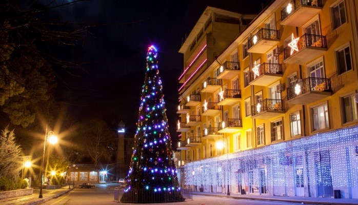 Дашкесанец разрушил установленную в центре города новогоднюю елку