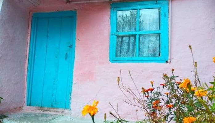 Bu kənddə evlərə boya vurulmur