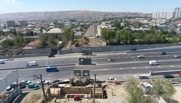 Строительство ж/д моста на автотрассе Баку-Сумгайыт завершится в ноябре (Эксклюзив)