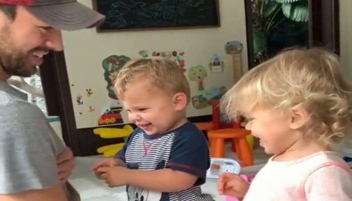 "А нам все равно": Энрике Иглесиас играет с детьми под песню Никулина