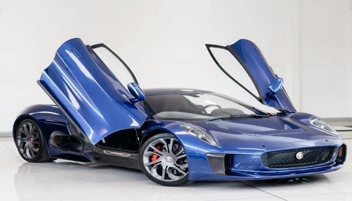 Ceyms Bondun Yaguar-ı  auksionda satılır