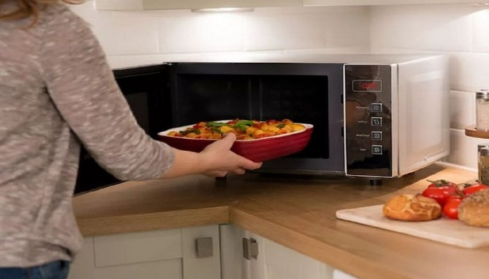 Какие продукты нельзя разогревать в микроволновке?