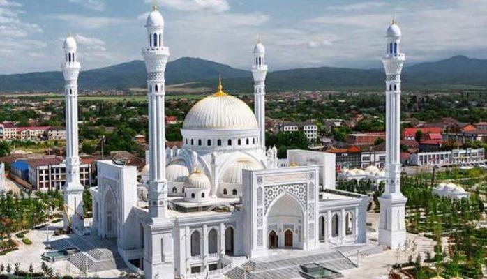 Самая большая мечеть в Европе поражает своей красотой