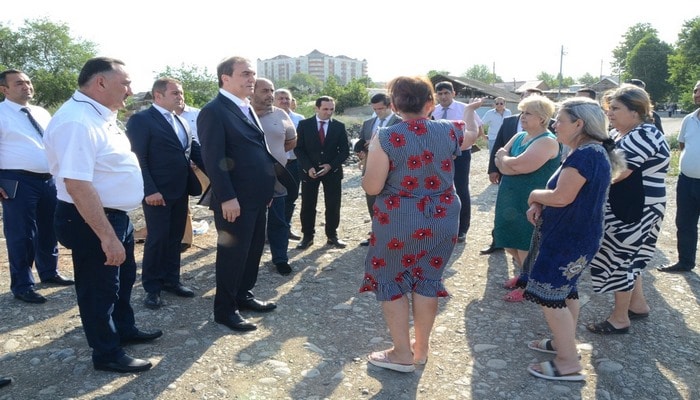 Rəsmilər Gəncədə sakinlərlə görüşüblər