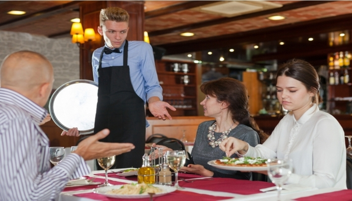 Bu kafedə çəngəl-bıçaq göydə “oynayacaq”, ofisiantlar qışqırıb-bağıracaq: İstəsəniz, yemək də verəcəklər