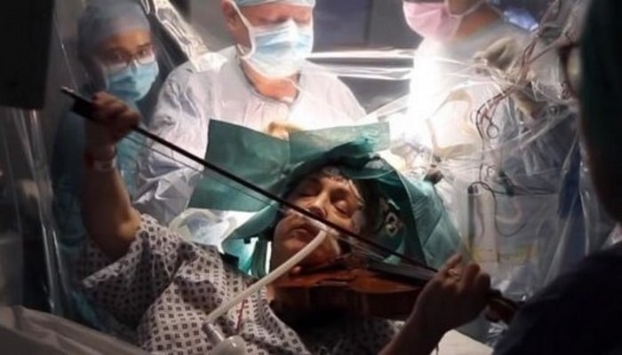 Пациентка играла на скрипке во время удаления опухоли в её мозге