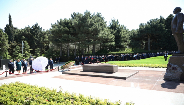 Представители Партии «Ени Азербайджан» посетили могилу великого лидера Гейдара Алиева в Аллее почетного захоронения