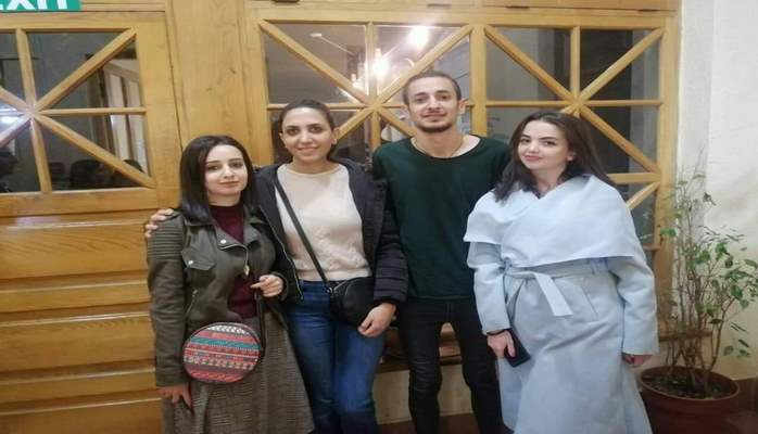 Azərbaycanlı jurnalist ermənilərlə bir arada