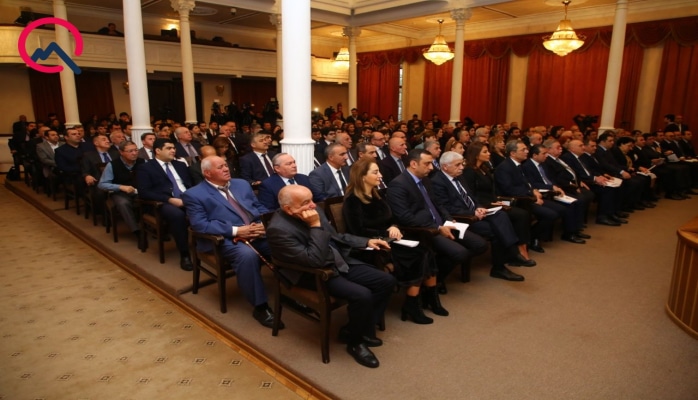 “Rəssamlarımızın əsərləri evlərin divarlarından asılmalıdır