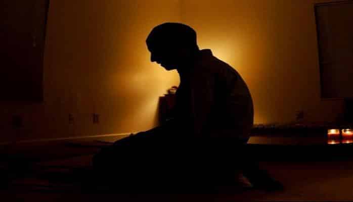 Namazın oturuş tələb olunan hissələrində oturuş tərzi necə olmalıdır?