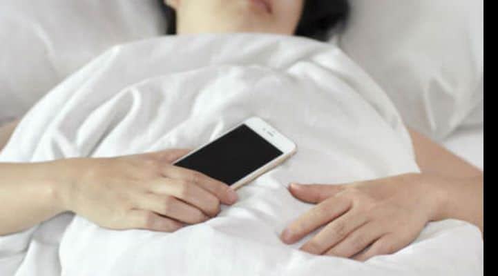 Alimlər smartfonların zərərini açıqladı