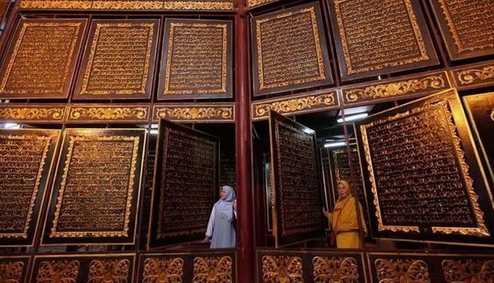 İndoneziyada nadir Quran nüsxəsi nümayiş etdirilir
