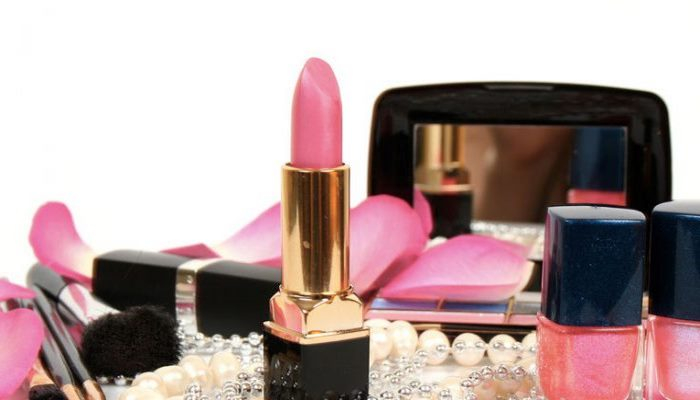 Makiyajda hansı rənglər qadını cavan göstərir?