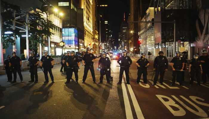 В Нью-Йорке продлили на сутки комендантский час