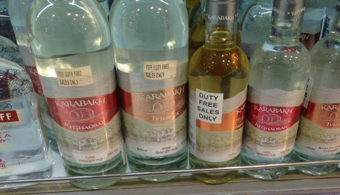 Moskvanın beynəlxalq hava limanında ermənilərin "Qarabağ" adı altında spirtli içkiləri satılır