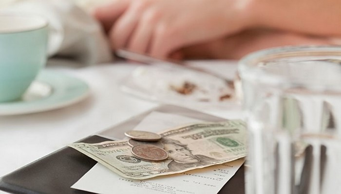 Tailand restoranında turist 90 dollar əvəzinə 8100 dollar hesab ödəyib