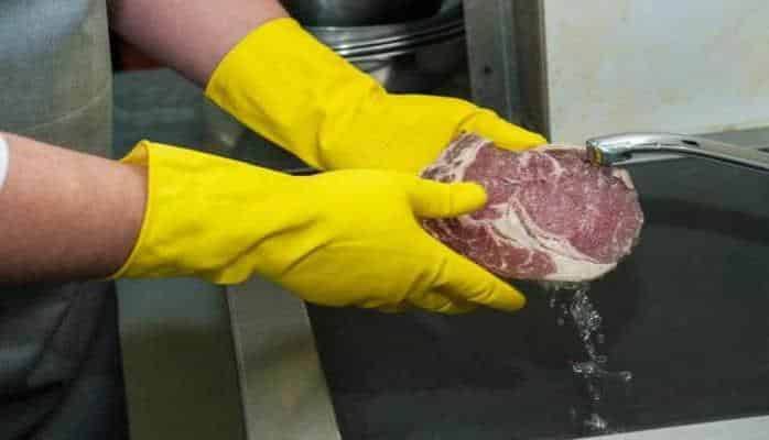 Доказана смертельная опасность мытья сырого мяса