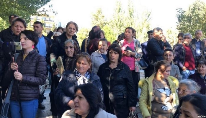 Şəhid ailələri Prezident Administrasiyasının önündə toplaşıb