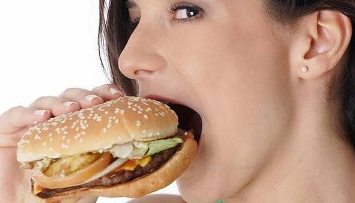 Alimlər saat 18-dən sonra yemək yeməyin zərərli olması haqqında mifi alt-üst etdilər...