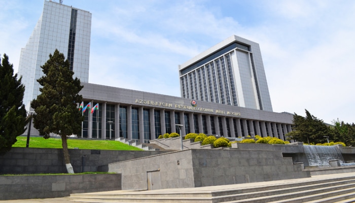 Парламент Азербайджана утвердил изменение в закон о Градостроительном и строительном кодексе
