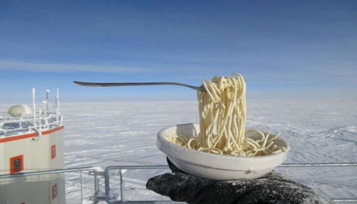 Учёный, работающий в Антарктиде, показал, как выглядит приготовление еды на 70-градусном морозе