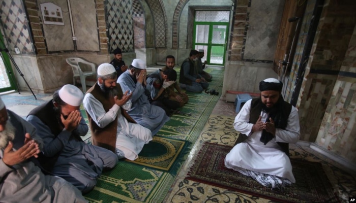 Pakistan məscidlərində cümə namazına icazə verildi