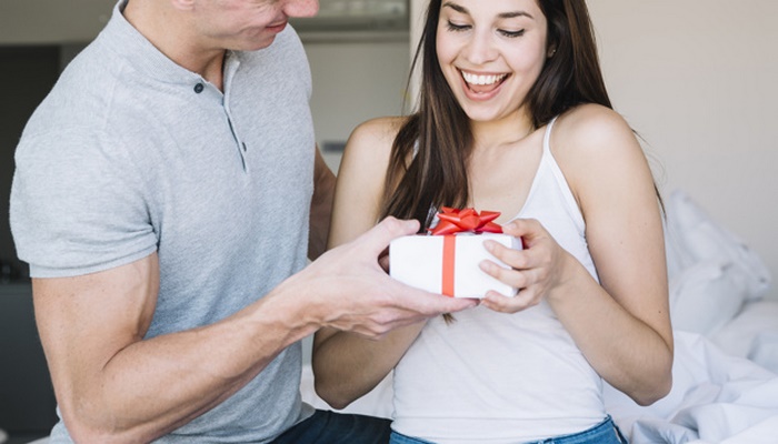 5 действенных методов научить мужчину дарить подарки чаще