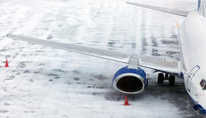 В московских аэропортах из-за снега отменили и задержали свыше 40 рейсов