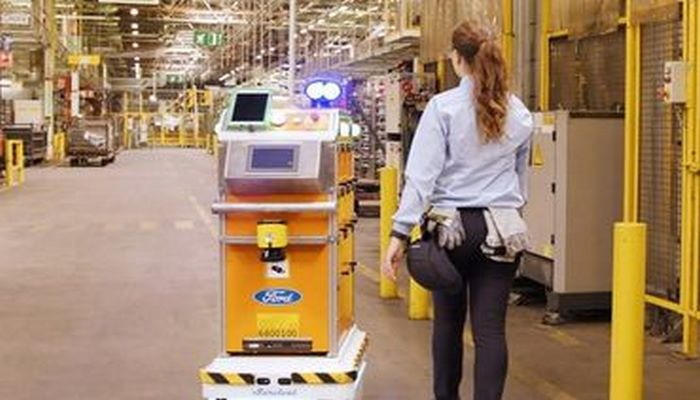 На заводе Ford в Испании начал работать самодвижущийся робот-курьер