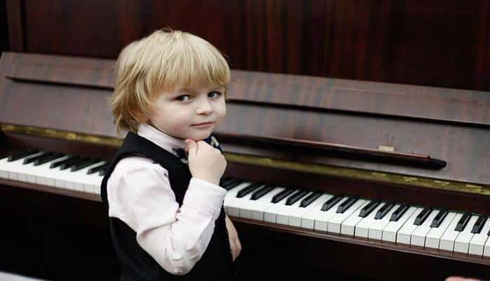 6 Yaşındaki Piyanist Elisey Mysin Yeteneğiyle Büyülüyor
