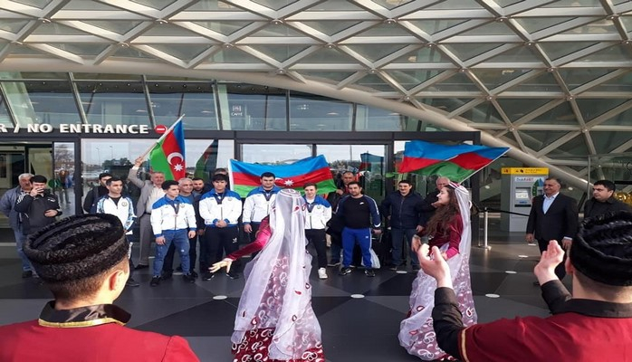 ABŞ-da Dünya birinciliyində iştirak edən ağır atletlər Bakıya qayıdıb