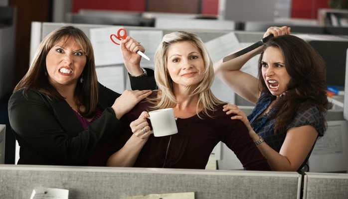 4 фразы, которые настроят коллег против вас