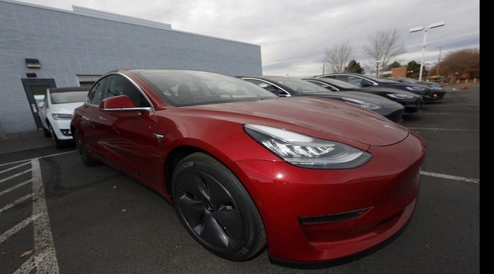Автомобили Tesla скоро смогут разговаривать с пешеходами