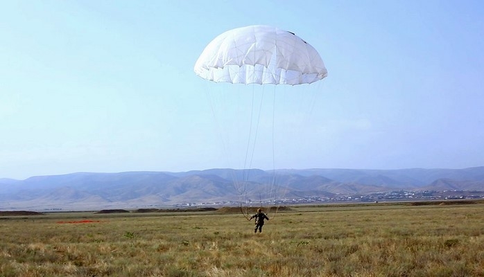 В Азербайджанской армии проведены тренировки по парашютной подготовке