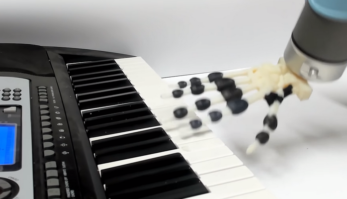 Роборука, напечатанная на 3D-принтере, сыграла Jingle Bells на пианино